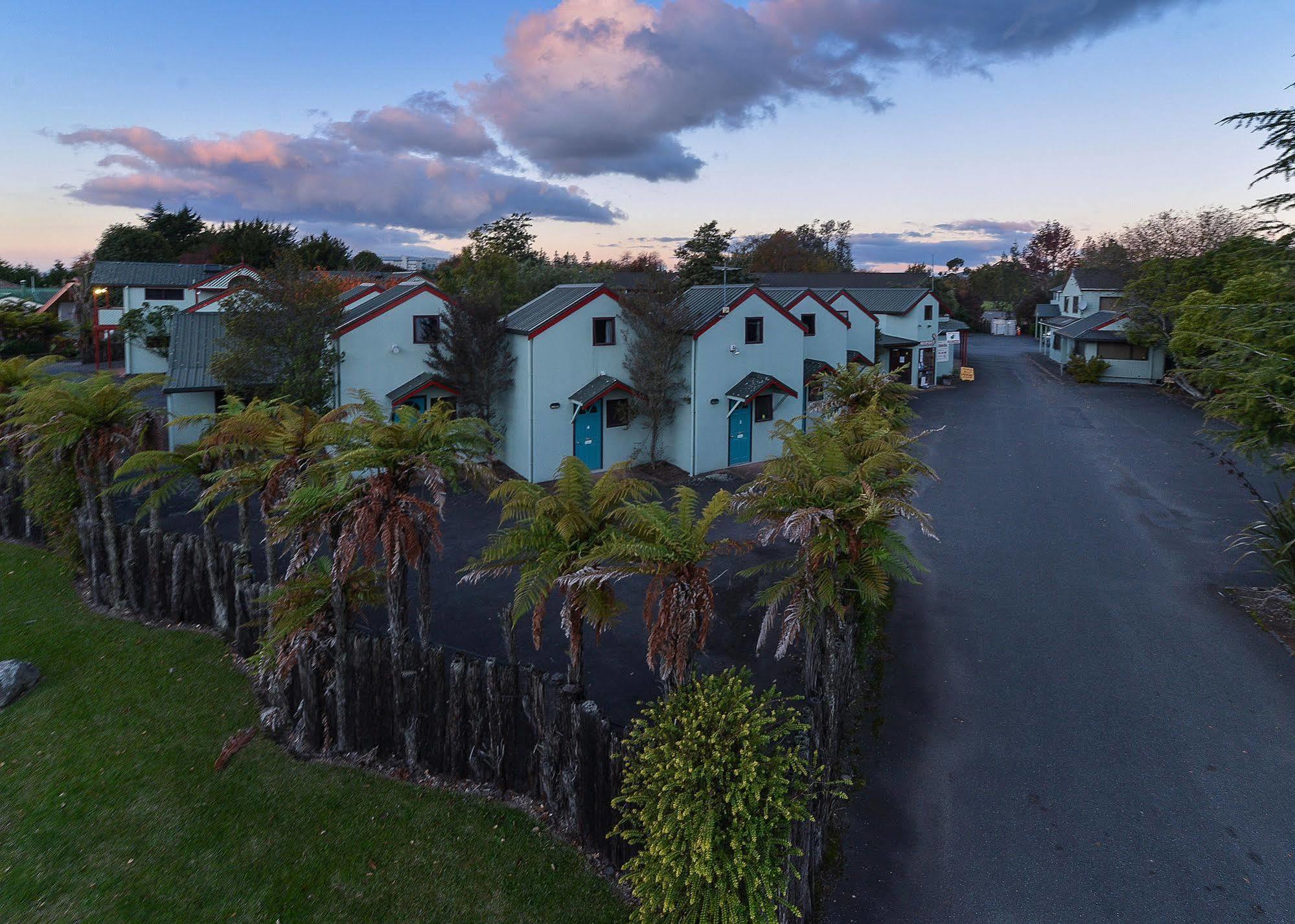 Smoke Lake Hot Springs Lodge & Camp Rotorua Exterior photo