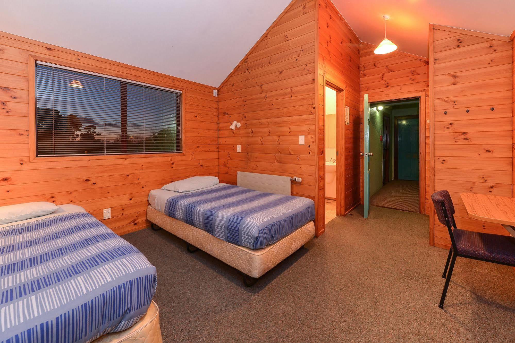 Smoke Lake Hot Springs Lodge & Camp Rotorua Exterior photo