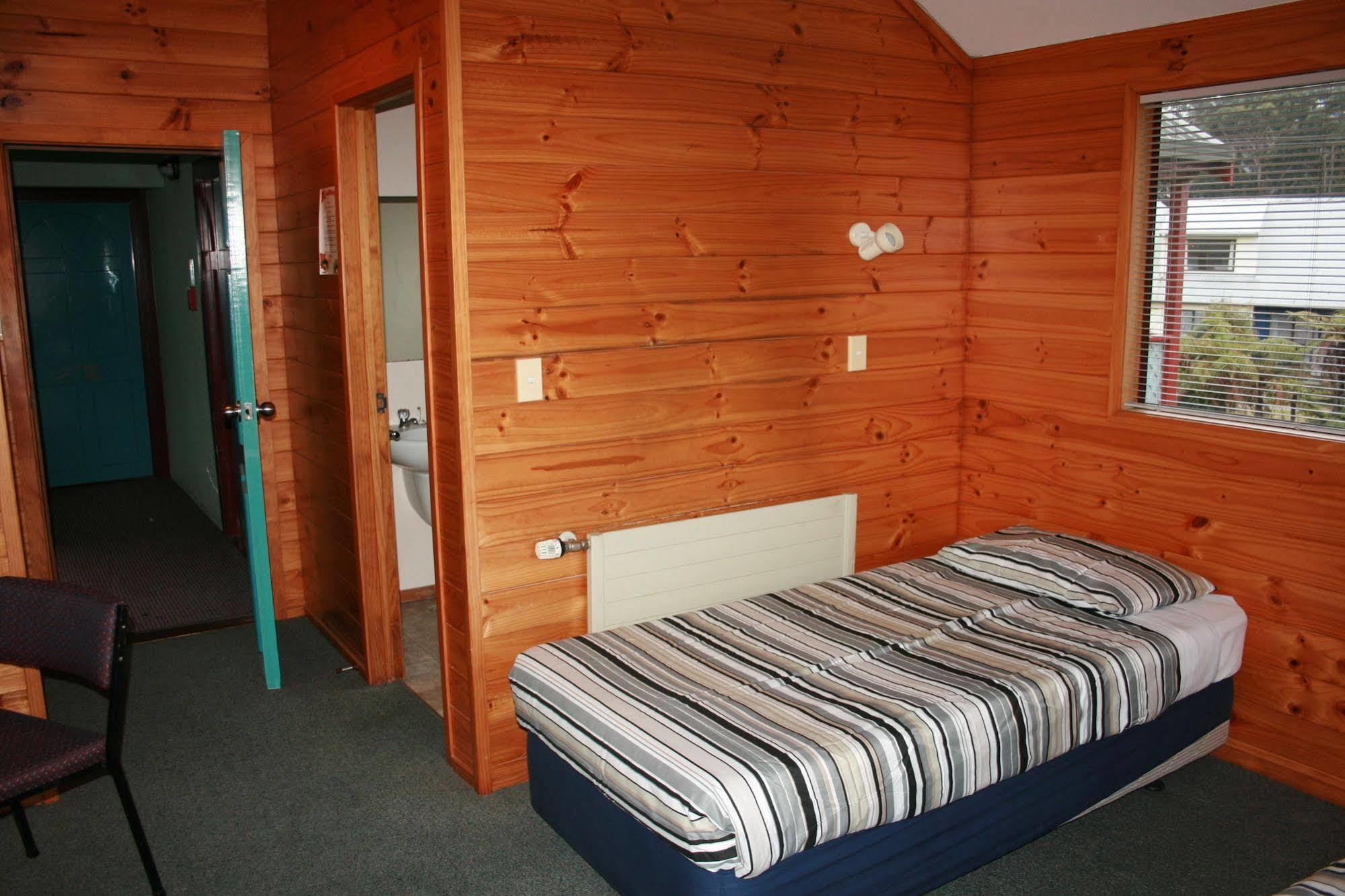 Smoke Lake Hot Springs Lodge & Camp Rotorua Exterior photo