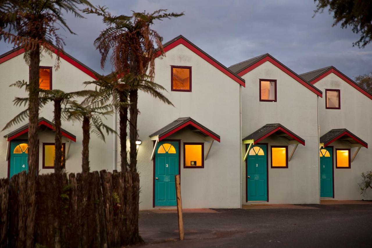 Smoke Lake Hot Springs Lodge & Camp Rotorua Exterior photo